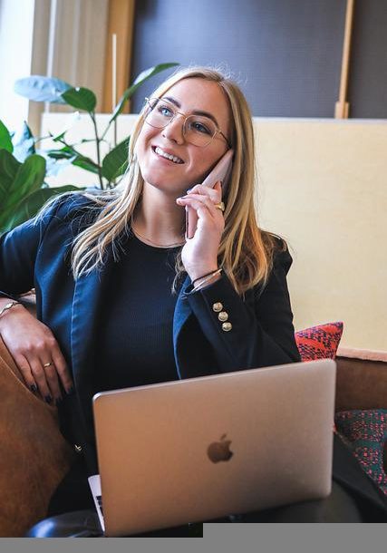 Werk Vinden Alphen jonge vrouw aan telefoon achter laptop